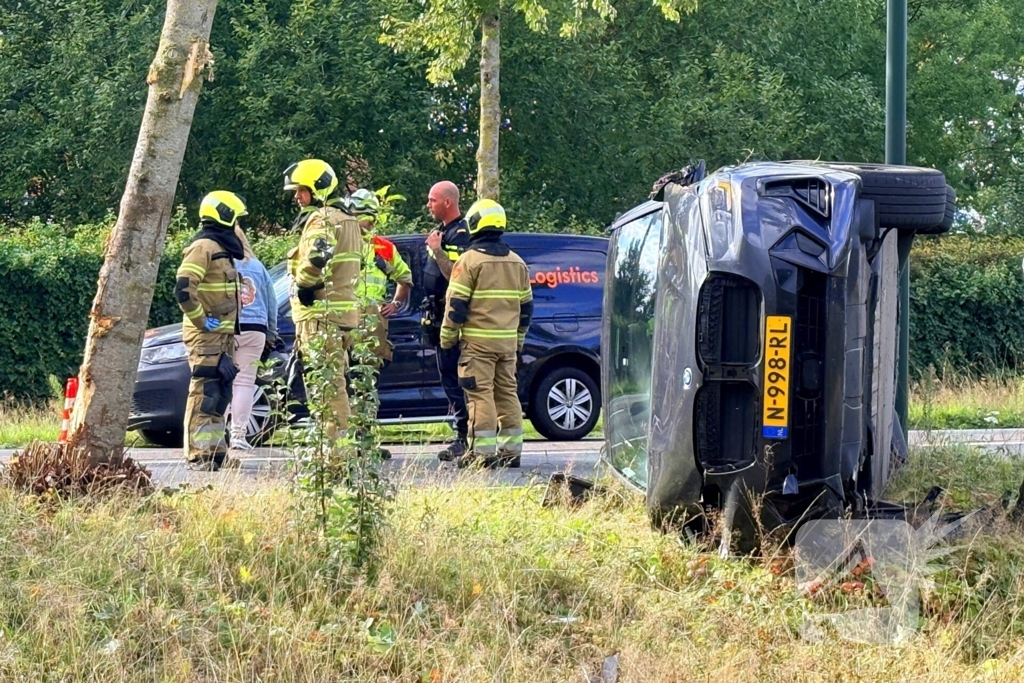 Auto botst tegen boom, bestuurder naar ziekenhuis