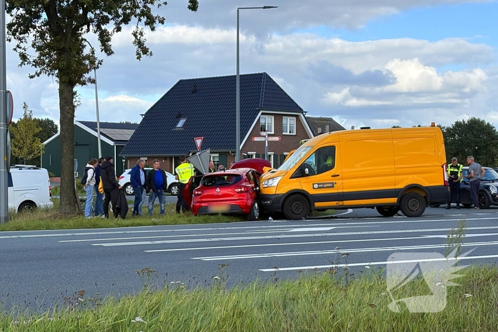 Bestelbus ramt personenauto