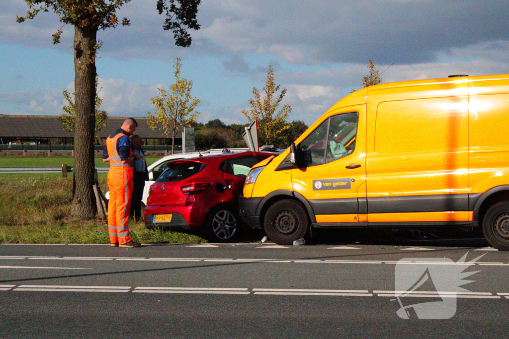 Bestelbus ramt personenauto
