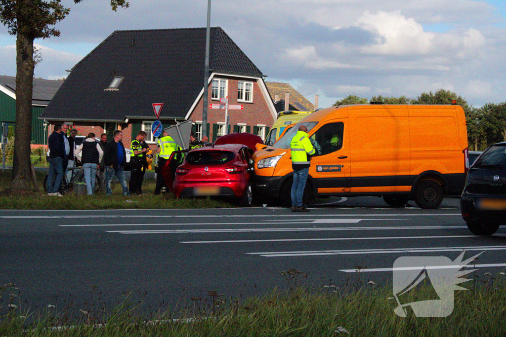 Bestelbus ramt personenauto