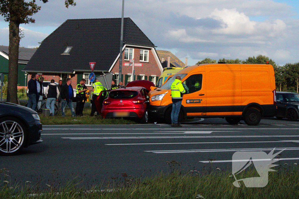 Bestelbus ramt personenauto