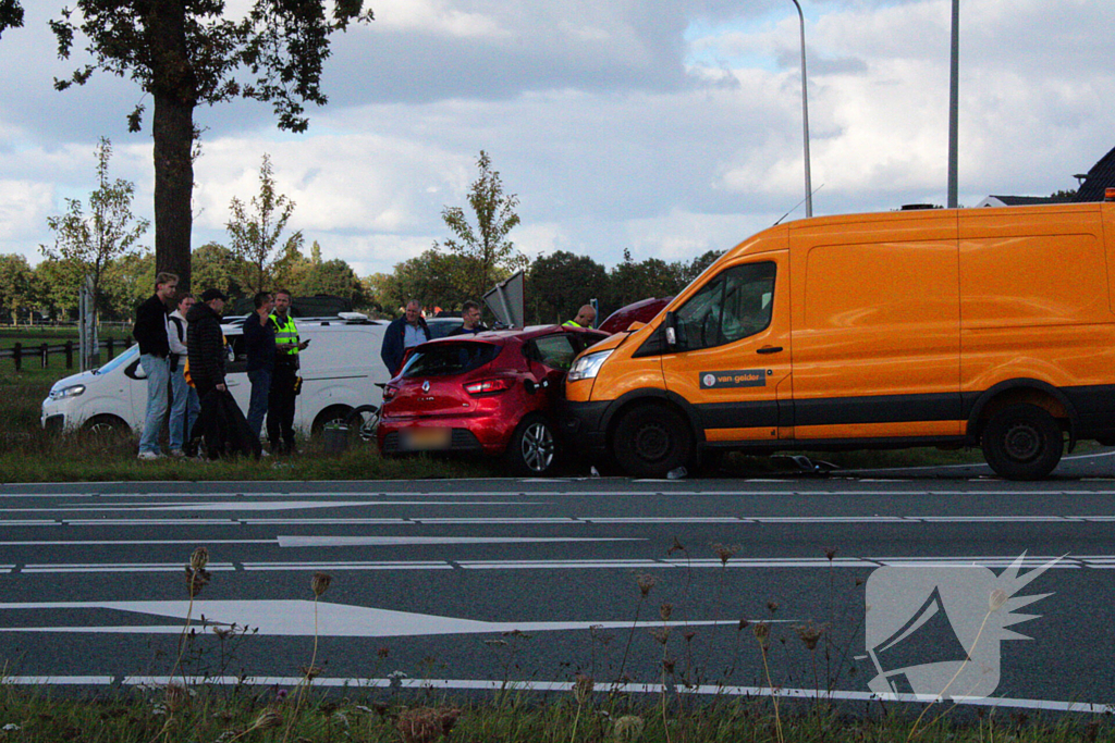 Bestelbus ramt personenauto