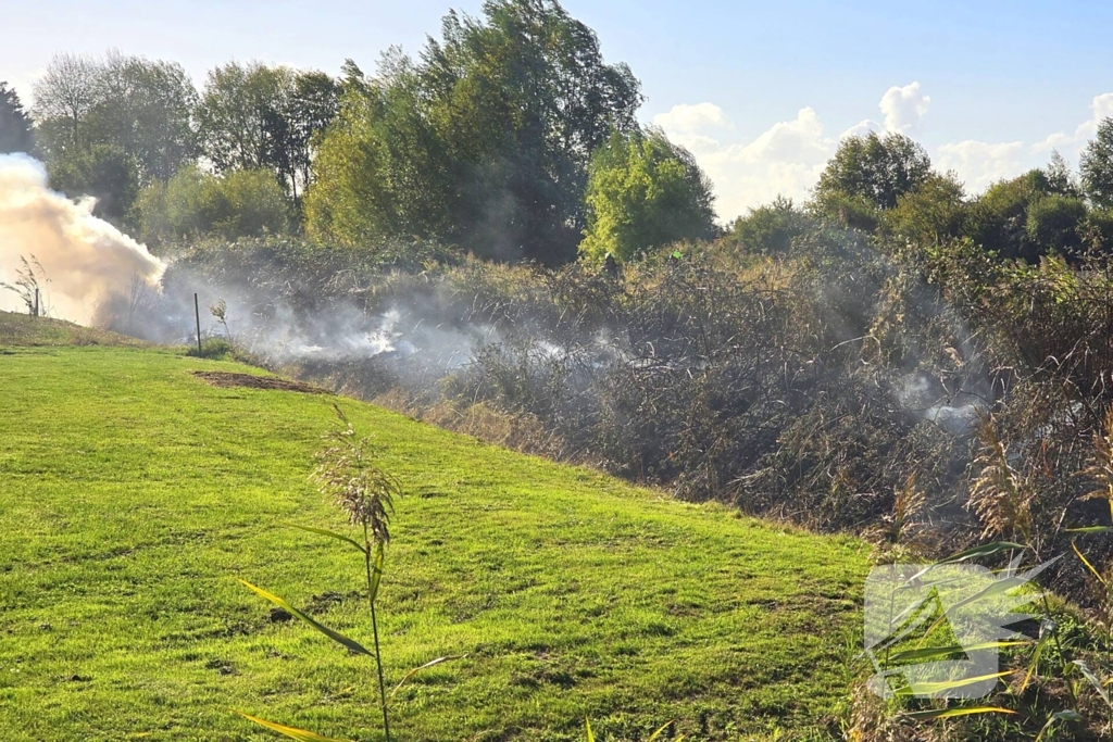 Brand in bramenstruiken zorgt voor hevige rookontwikkeling