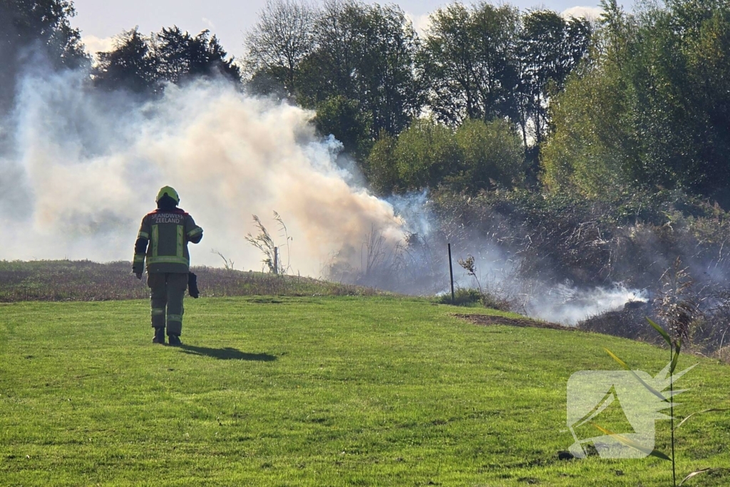 Brand in bramenstruiken zorgt voor hevige rookontwikkeling