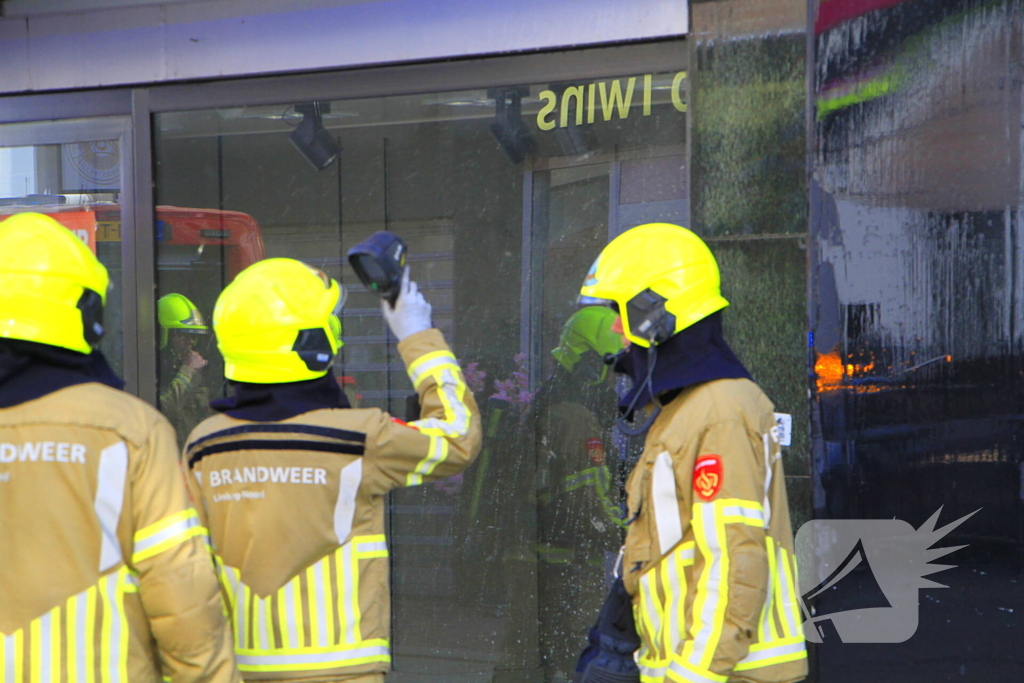 Brand door onkruidverbrander in leegstaand pand