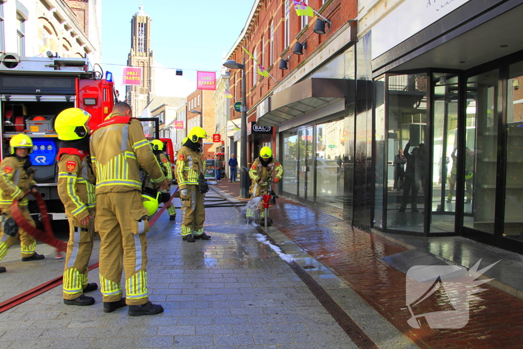 Brand door onkruidverbrander in leegstaand pand