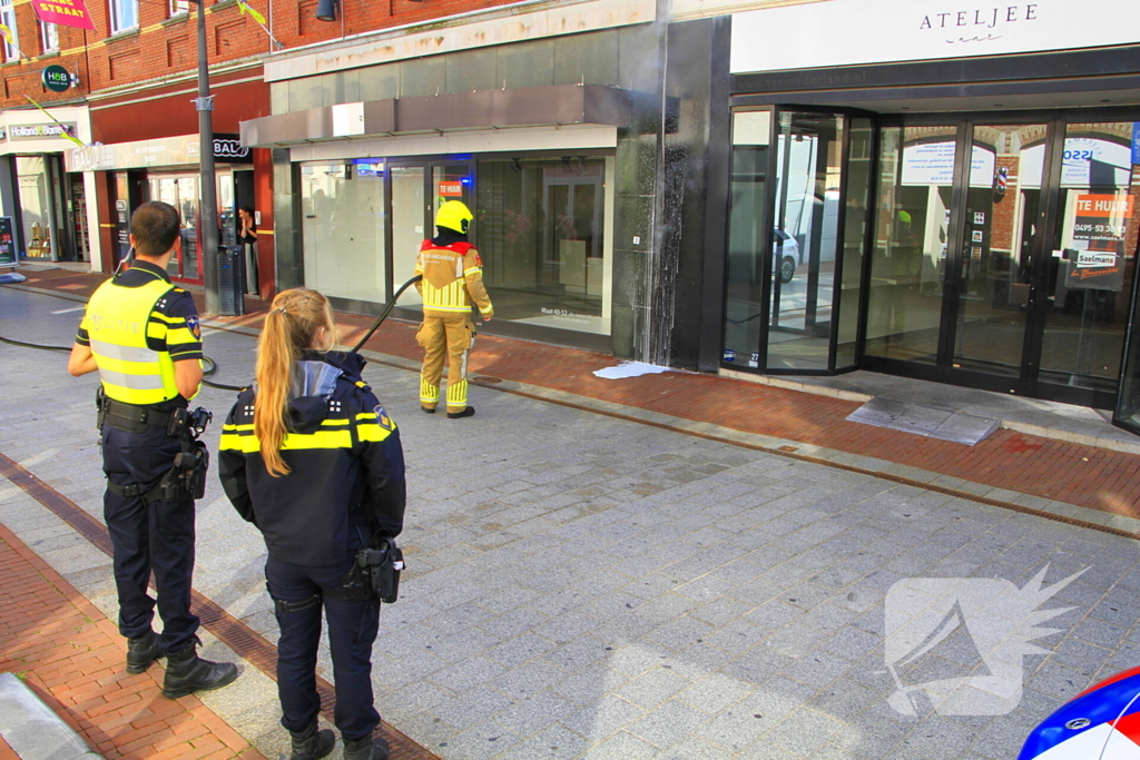 Brand door onkruidverbrander in leegstaand pand