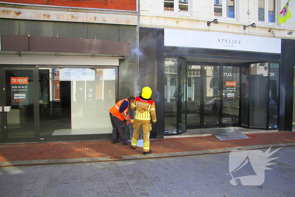 Brand door onkruidverbrander in leegstaand pand
