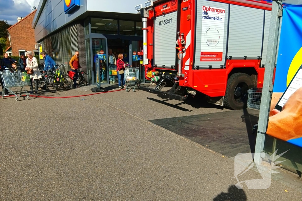 Auto brand geblust door winkelpersoneel