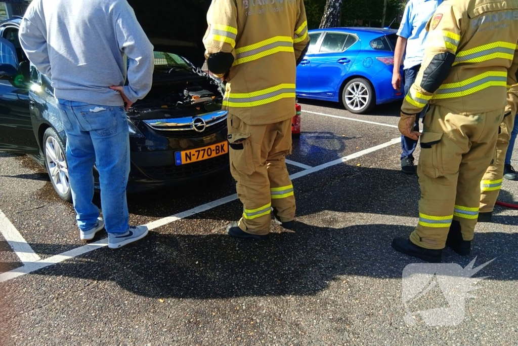 Auto brand geblust door winkelpersoneel