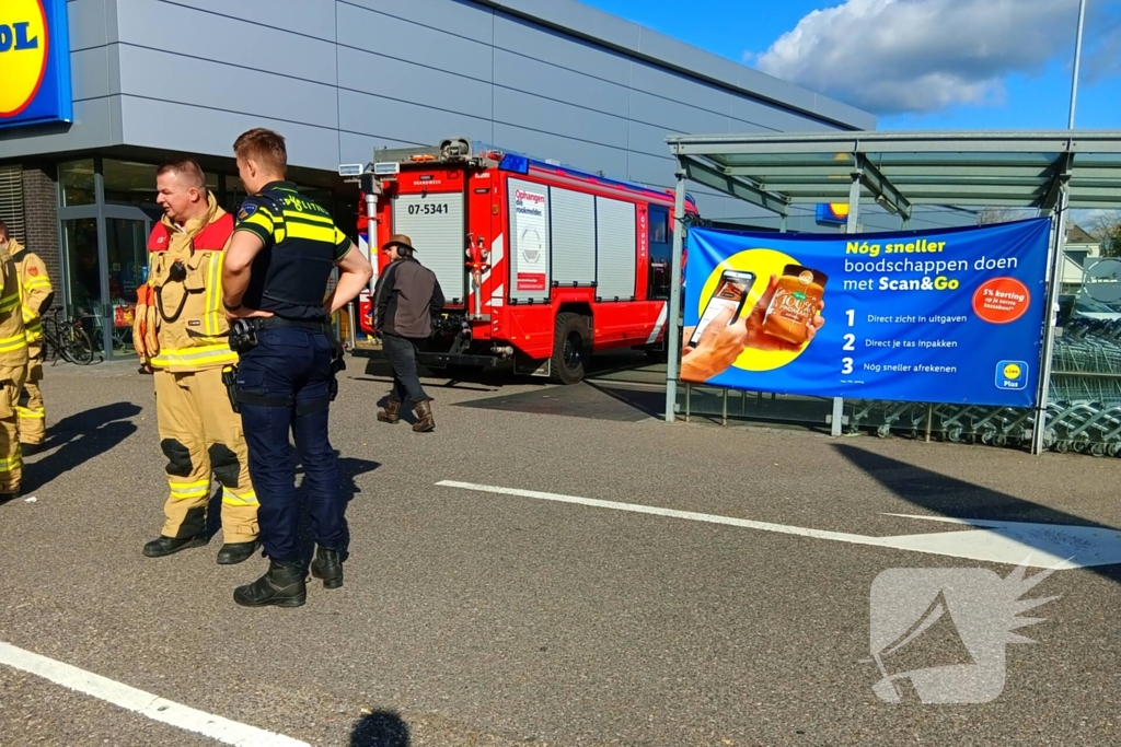 Auto brand geblust door winkelpersoneel