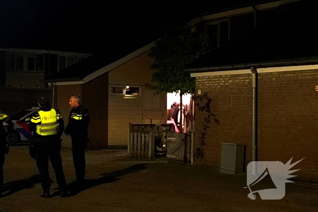 Voordeur vernield door explosie