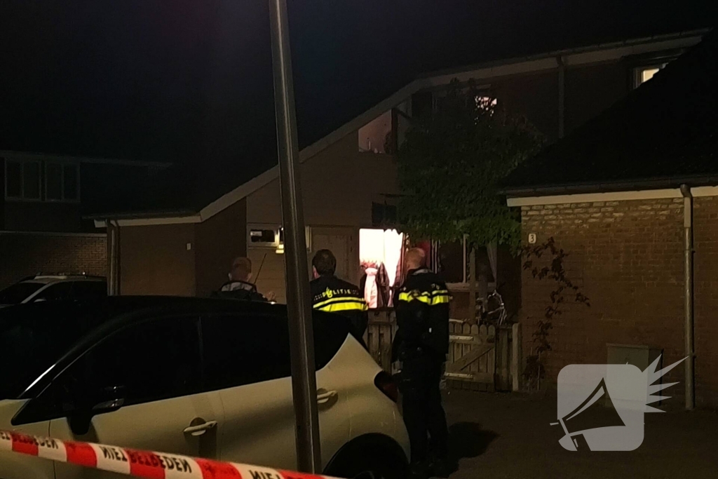 Voordeur vernield door explosie