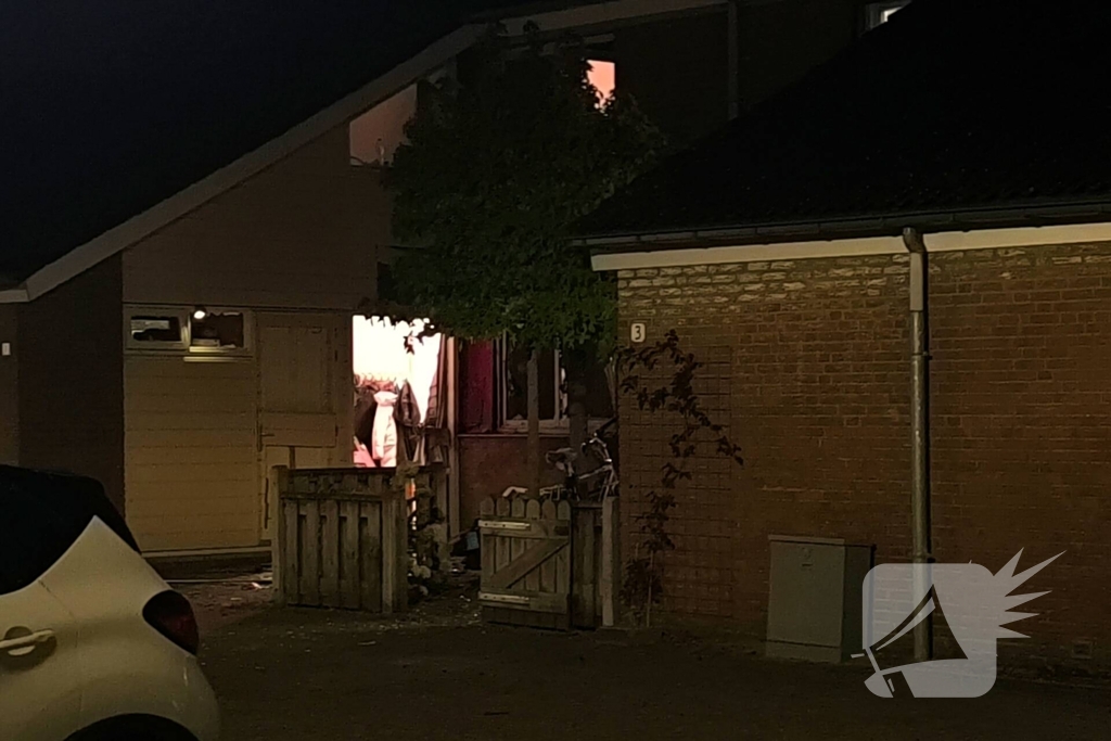 Voordeur vernield door explosie