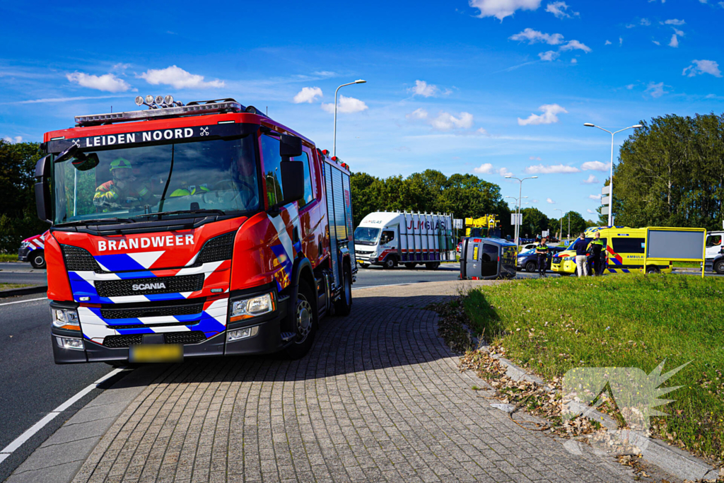 Bestelbus op zijn kant na botsing