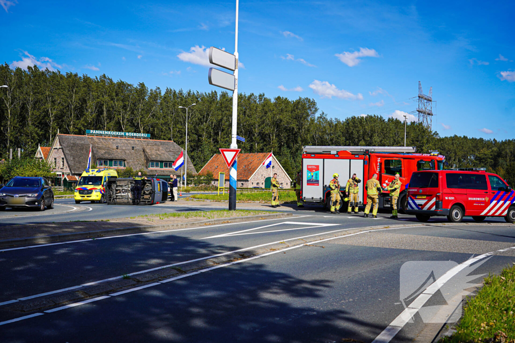 Bestelbus op zijn kant na botsing