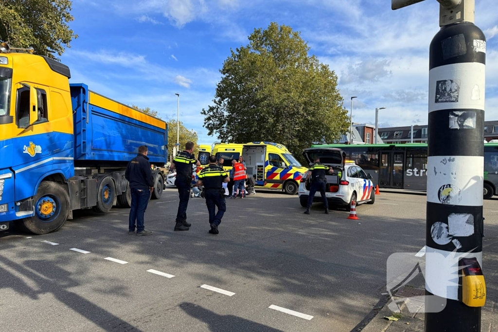 Fietser gewond bij botsing met vrachtwagen