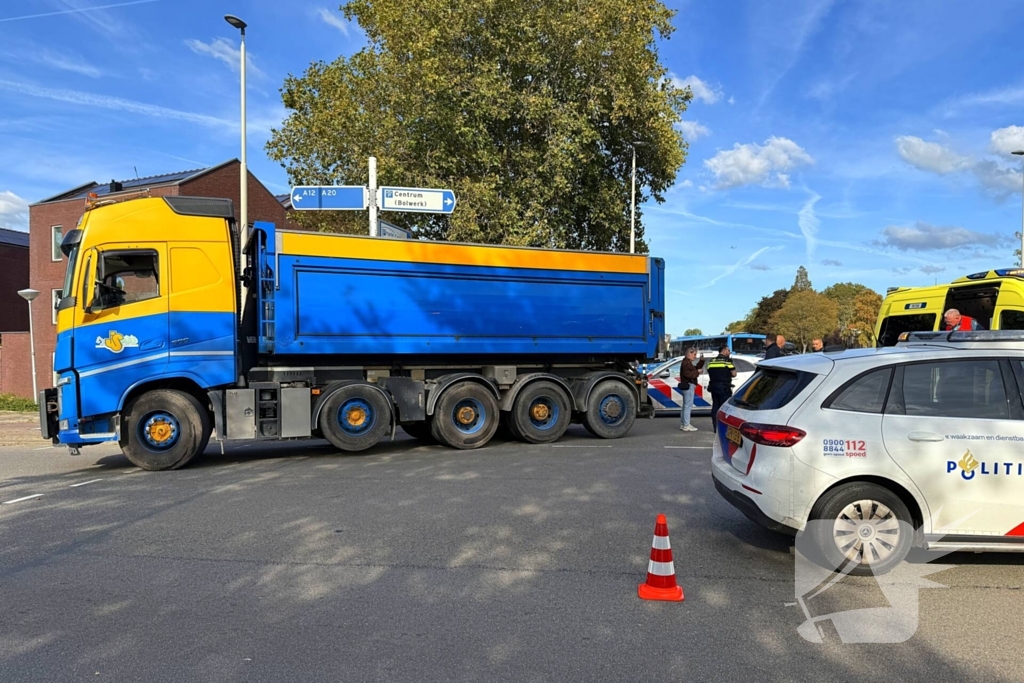 Fietser gewond bij botsing met vrachtwagen