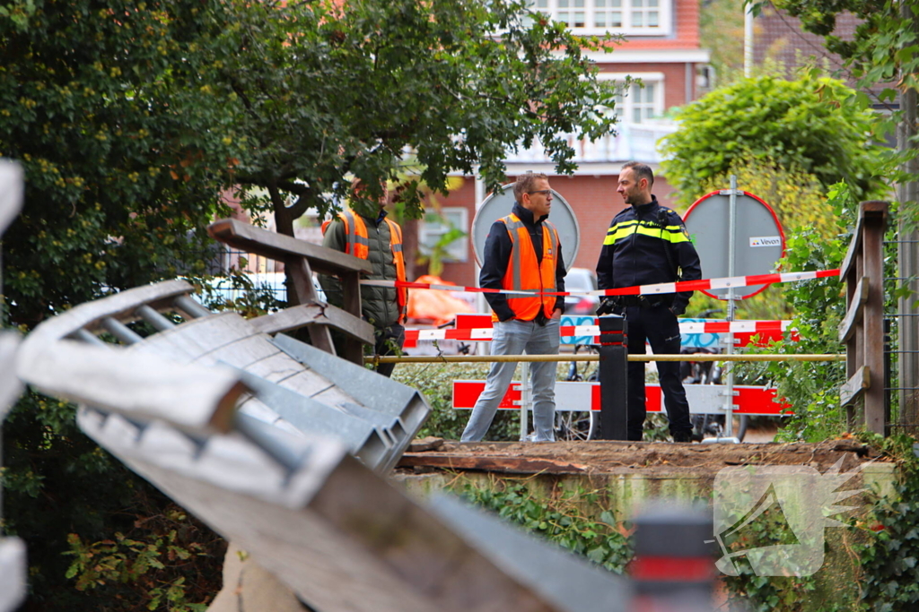 Loopbrug ingestort na aanrijding