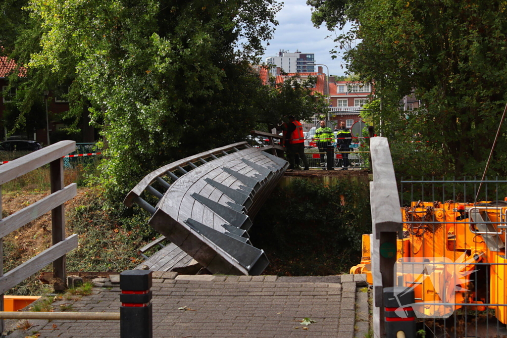 Loopbrug ingestort na aanrijding