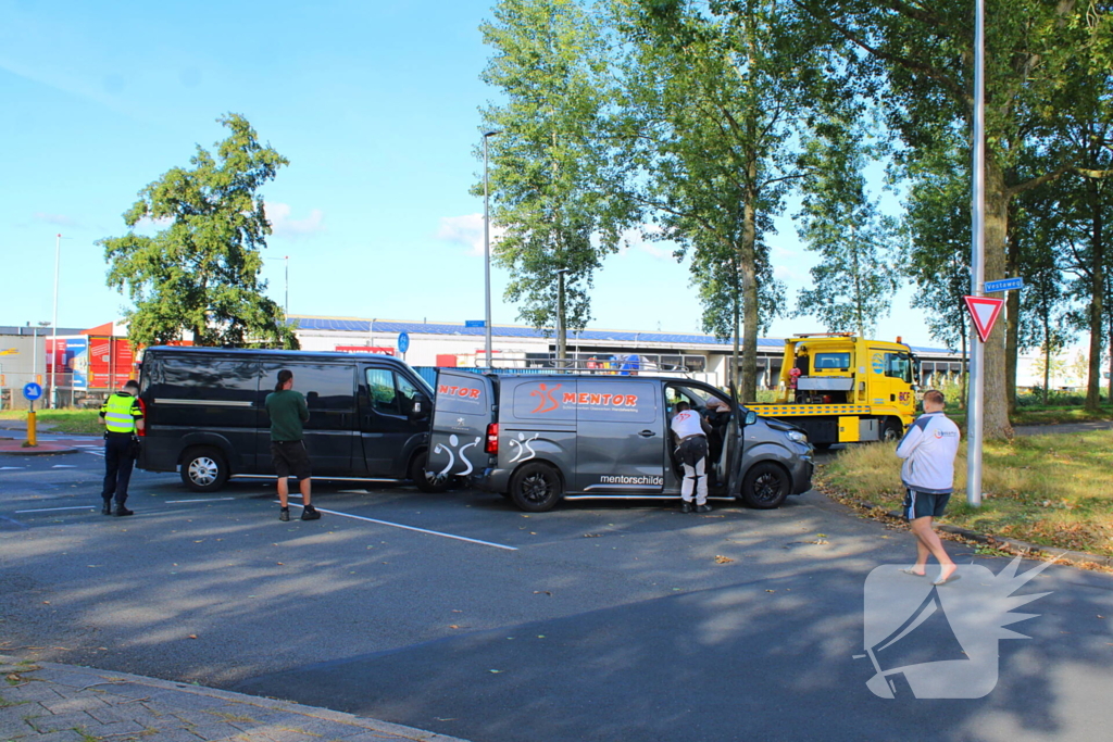 Gewonde bij botsing tussen twee bestelbussen