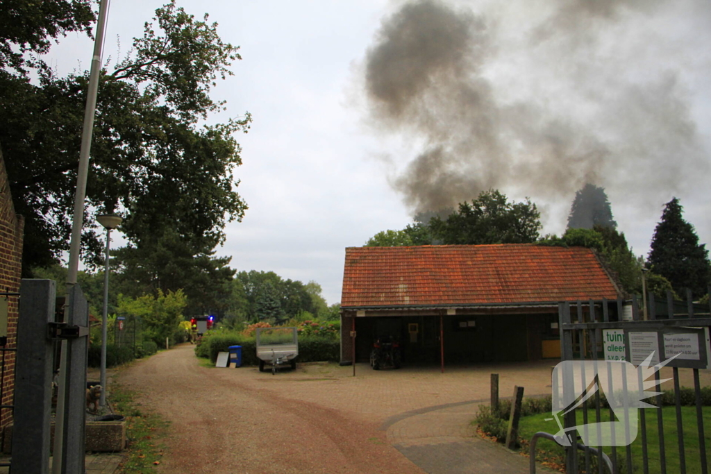 Tuinhuis in vlammen opgegaan