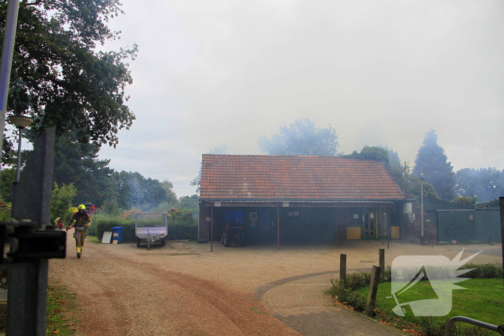Tuinhuis in vlammen opgegaan