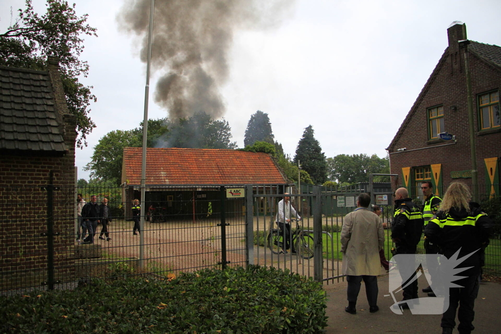 Tuinhuis in vlammen opgegaan
