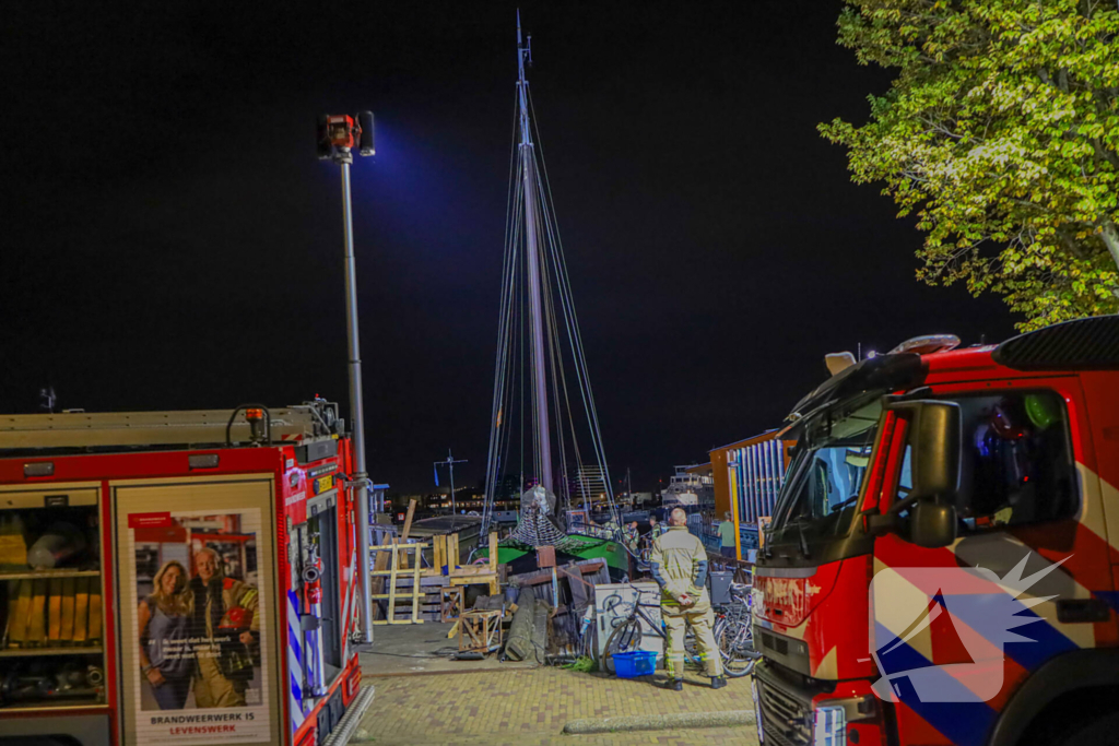 Brandweer redt schip van zinken