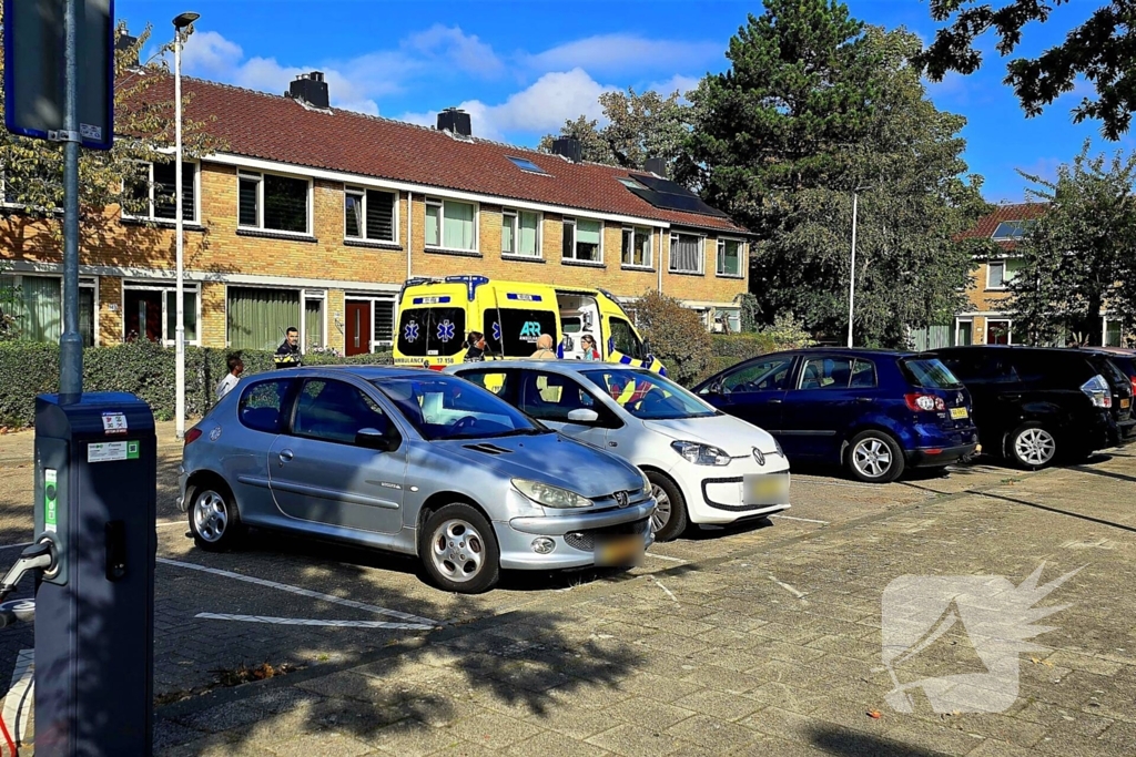 Bestelbus rijdt kind aan en rijdt door
