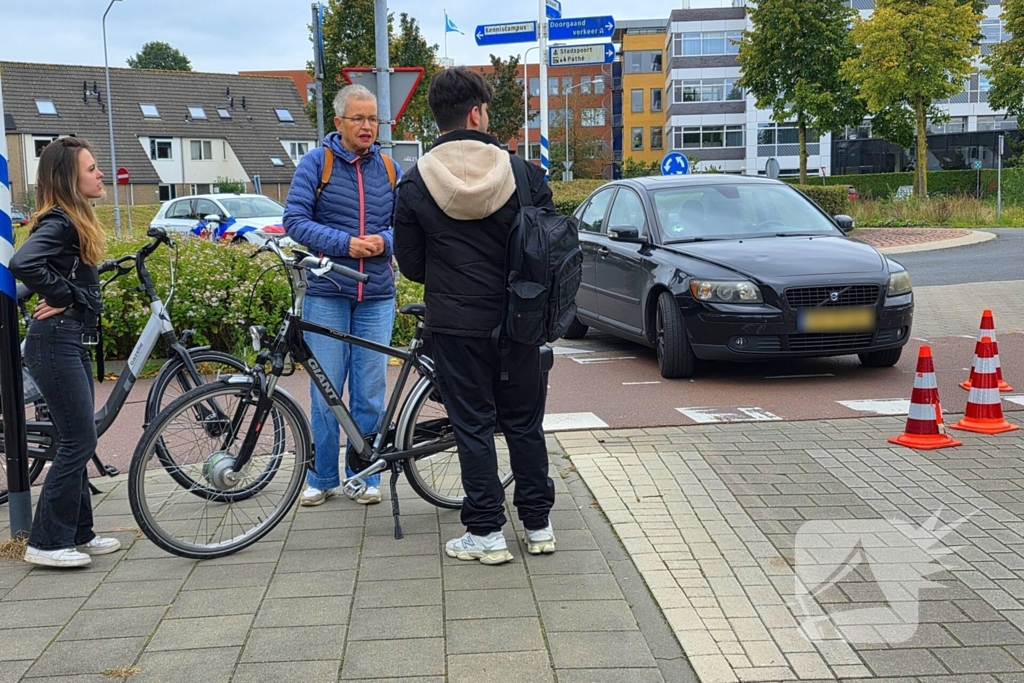 Fietser aangereden door automobilist op rotonde