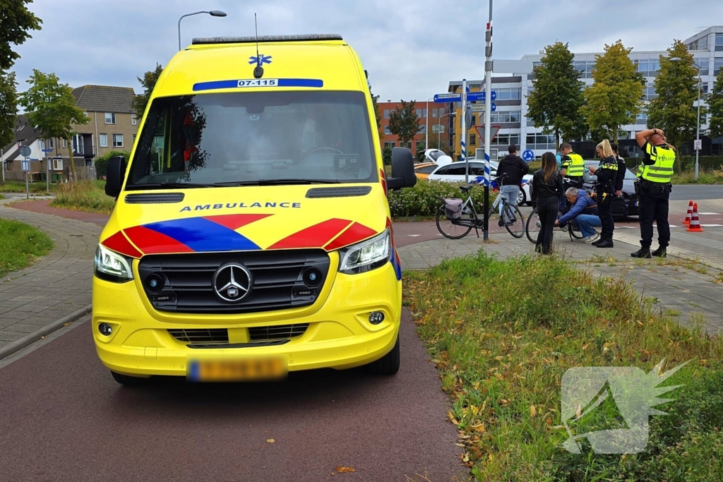 Fietser aangereden door automobilist op rotonde