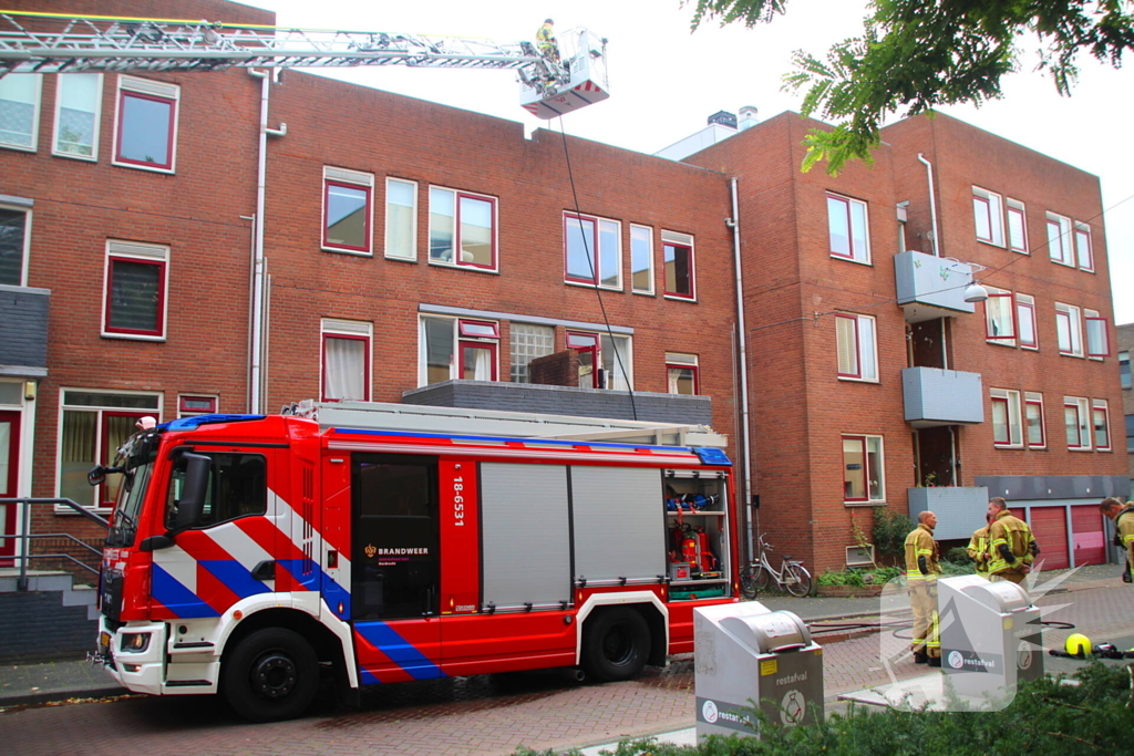 Dakbrand op flatgebouw snel geblust