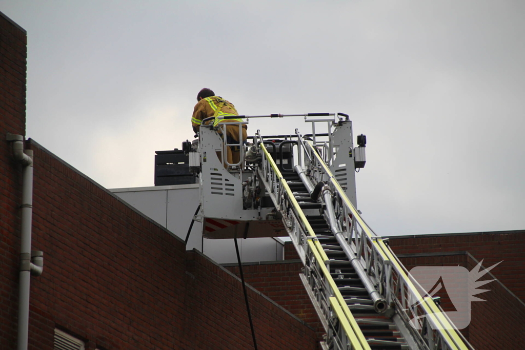 Dakbrand op flatgebouw snel geblust