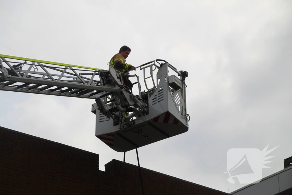 Dakbrand op flatgebouw snel geblust