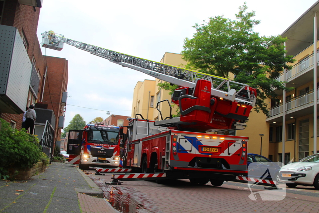 Dakbrand op flatgebouw snel geblust