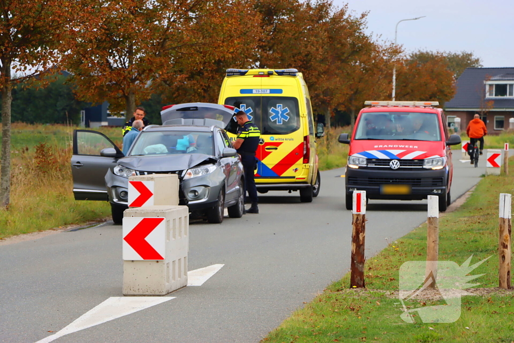 Automobilist klapt op betonnen wegversmalling