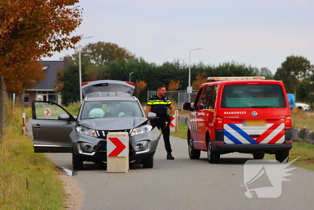 Automobilist klapt op betonnen wegversmalling