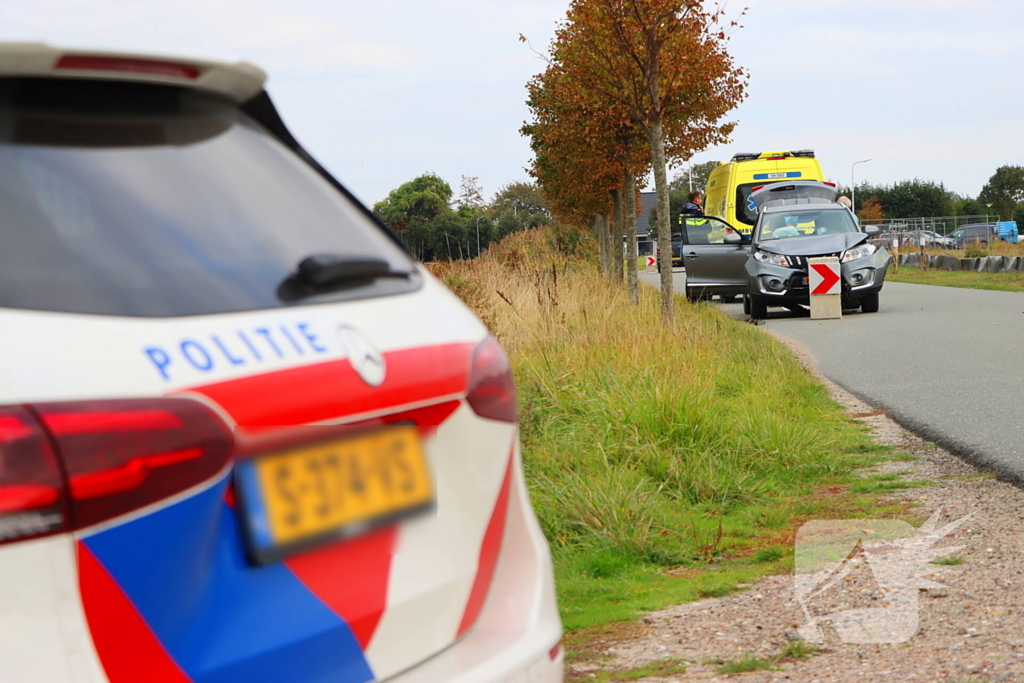 Automobilist klapt op betonnen wegversmalling