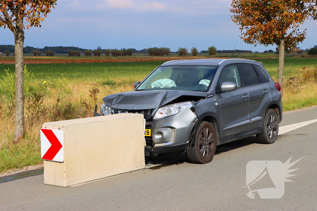 Automobilist klapt op betonnen wegversmalling