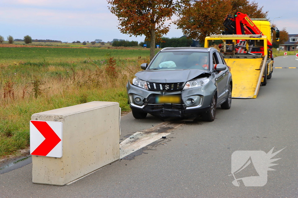 Automobilist klapt op betonnen wegversmalling