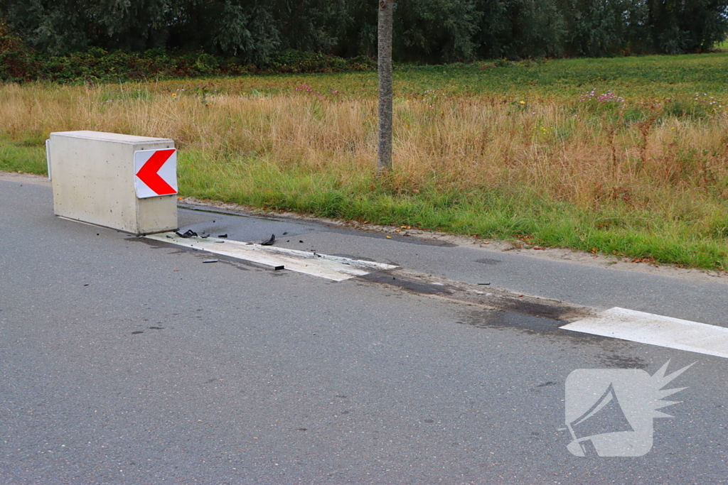 Automobilist klapt op betonnen wegversmalling