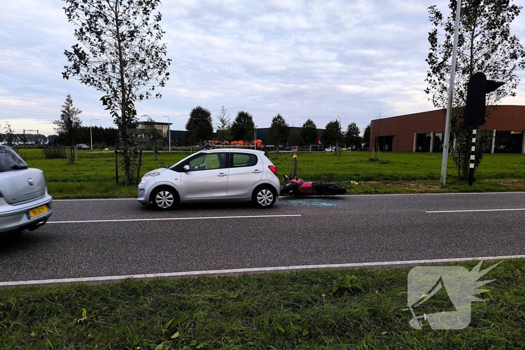 Motorrijder klapt achterop auto