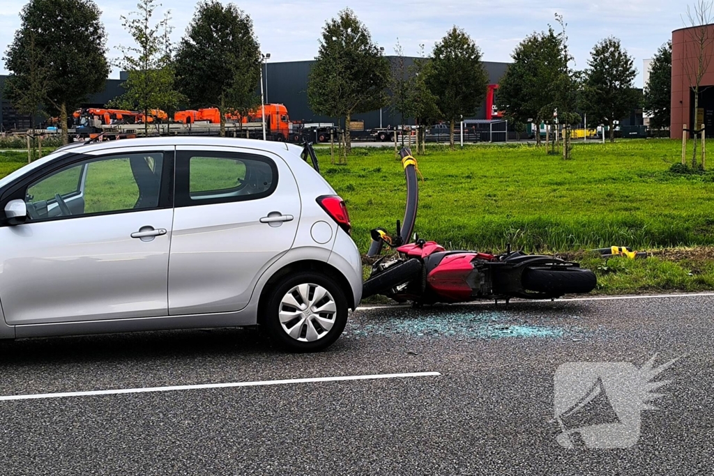 Motorrijder klapt achterop auto