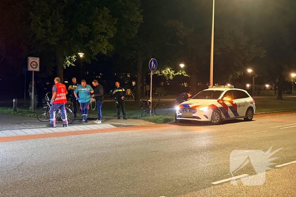 Auto rijdt fietser aan