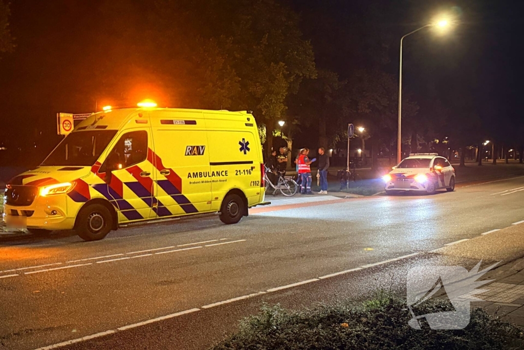 Auto rijdt fietser aan