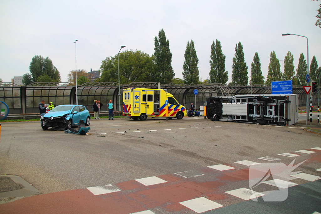 Vrachtwagen ondersteboven na aanrijding met auto