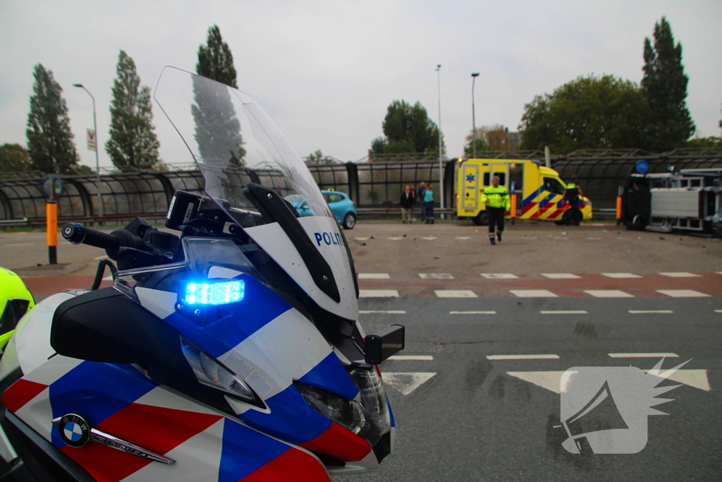 Vrachtwagen ondersteboven na aanrijding met auto