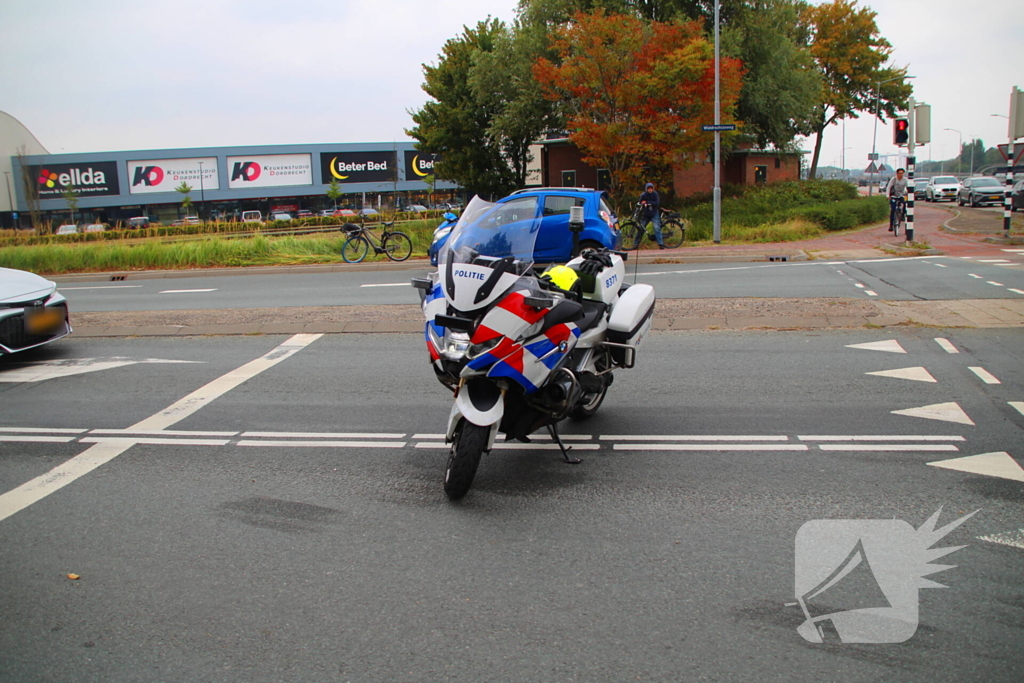 Vrachtwagen ondersteboven na aanrijding met auto