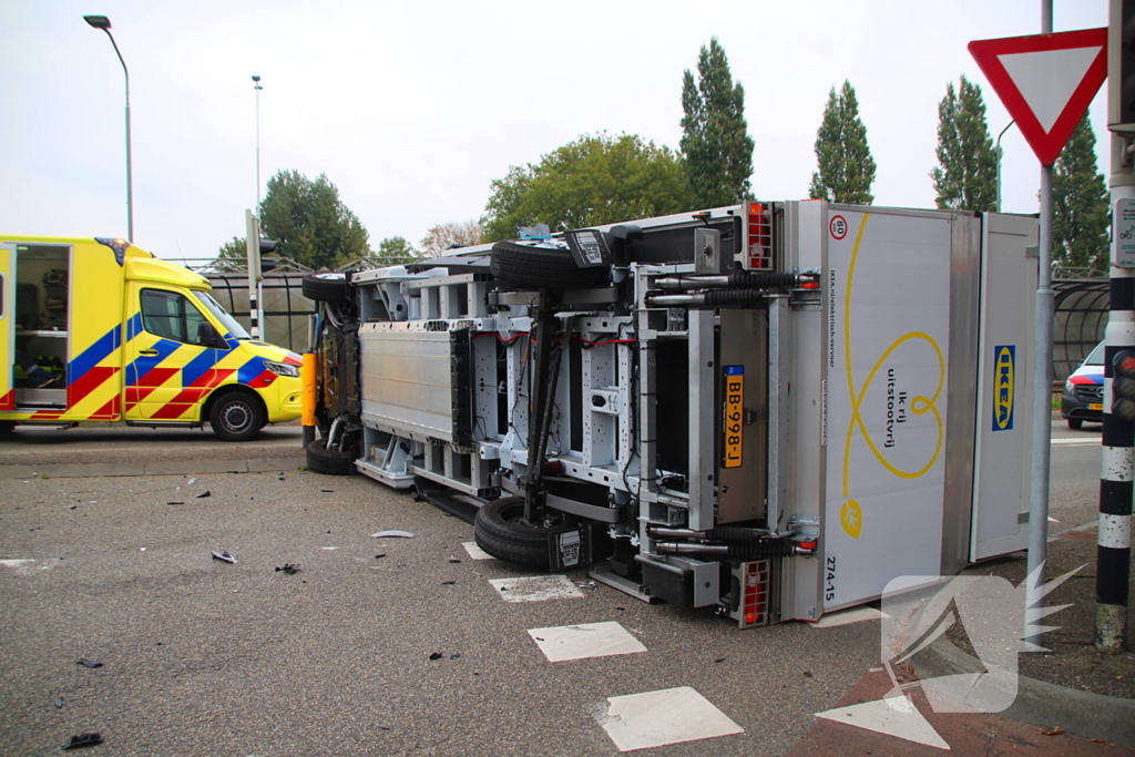 Vrachtwagen ondersteboven na aanrijding met auto